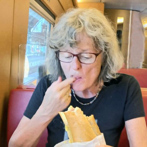 This Eating Habit Can Be An Early Sign Of Dementia — HuffPost Signs Of Alzheimer's, Headwrap Hairstyles, Main Entrees, Weight Gain Meals, Caregiver Support, Alzheimers, Natural Treatments, Caregiver, Eating Habits