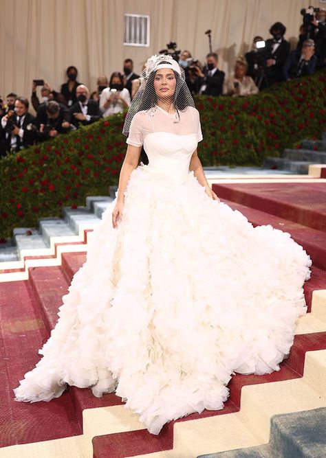 Kylie Jenner at The 2022 Met Gala celebrating In America: An Anthology of Fashion held at the The Metropolitan Museum of Art on May 2, 2022 in New York City. Kylie Jenner Red Carpet, Kylie Jenner Met Gala, Gala Photos, Rose Gold Gown, Gala Looks, 2022 Red Carpet, Black Lace Gown, Met Gala Dresses, Gala Design