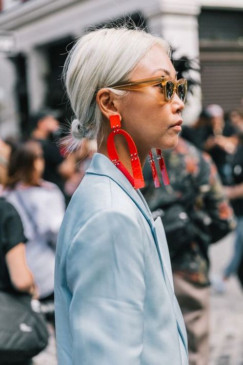 80s Jewelry, Earrings Outfit, The Emperor's New Groove, Looks Street Style, Elle Fanning, Red Earrings, Mode Inspiration, Jewelry Trends, Look Fashion