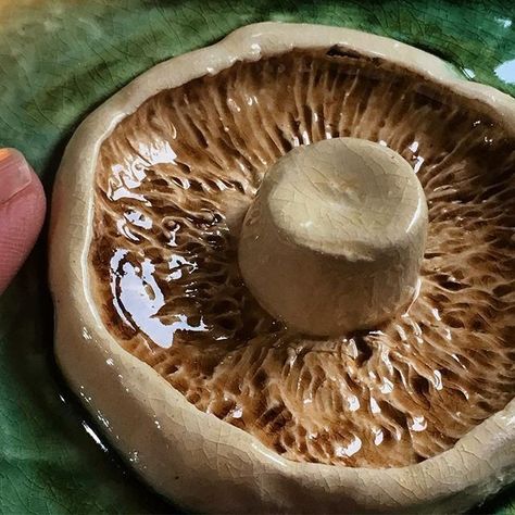 Ceramic Ash Tray Handmade, Food Shaped Decor, Things To Make Out Of Clay Ideas, Ceramic Ashtray Handmade, Ceramics Mushroom, Mushroom Ceramics, Mushroom Ashtray, Mushroom Tile, Ceramics Nature