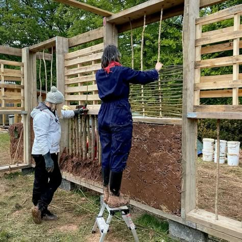 Cob Fence, Garden Potting Table, Build Cabin, Earthship Design, Stick Garden, Earthen House, Mud Wall, Wattle Fence, Greenhouse Indoor