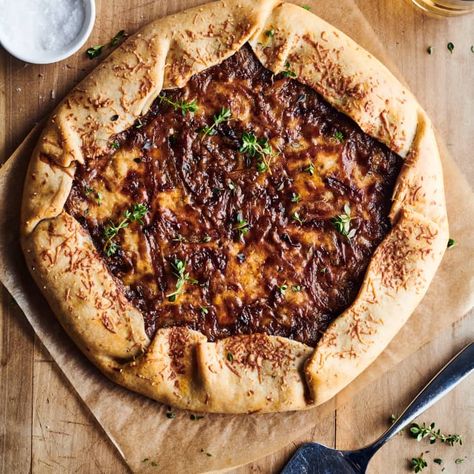 Onion Galette, Galette Recipe, Romantic Dinner Recipes, Savory Tart, Savory Pie, Peanut Free, French Onion, Meat Free, Caramelized Onions