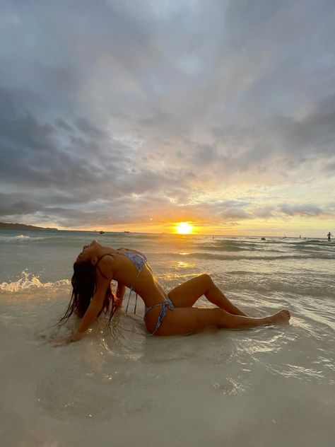 Beach Pictures Poses Instagram Thick, Laying Beach Pictures, Beach Pics For Chubby, Pose Al Mare, Inspo Foto Mare, Beach Day Poses, Cute Poses For The Beach, Summer Picture Poses Beach Pics, Laying Down Beach Pictures