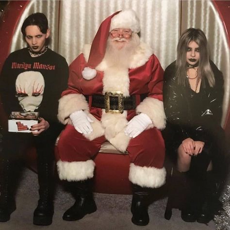 Mall Santa, Alternative Subcultures, Emo People, Goth Princess, Santa Photos, Santa Pictures, Emo Scene, Mall Goth