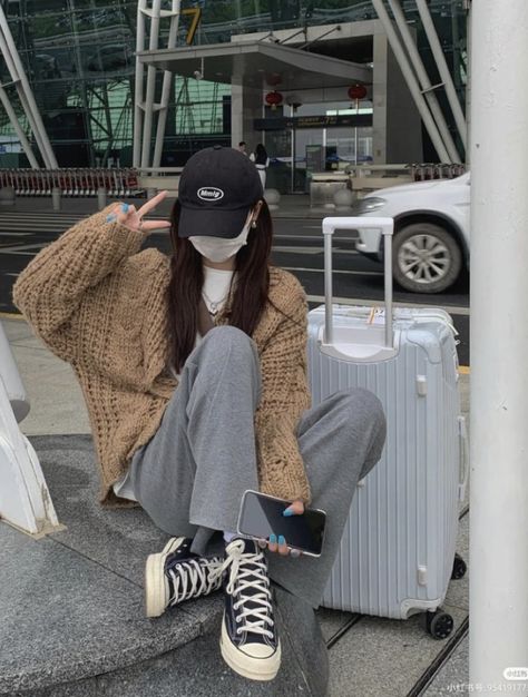 Ulzzang Airport Girl, Airport Outfit Korean, Airport Outfit Winter, Airport Attire, Korean Airport Fashion, Ulzzang Korea, Outfit Korean Style, Airport Fits, Comfy Casual Outfits