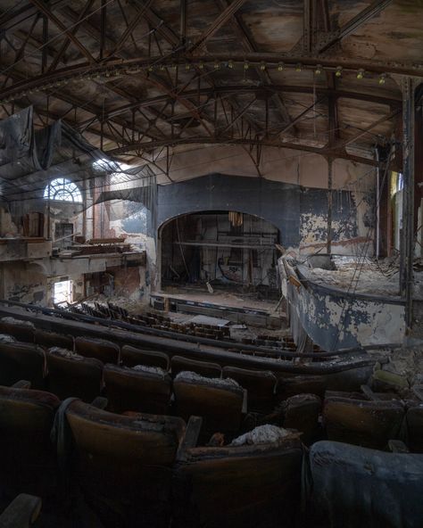 Haunted Theater, Trapdoor Spider, Abandoned Theatre, Spooky Photography, Ballroom Aesthetic, Haunted Movie, Modern Theatre, Theater Stage, Abandoned Photography