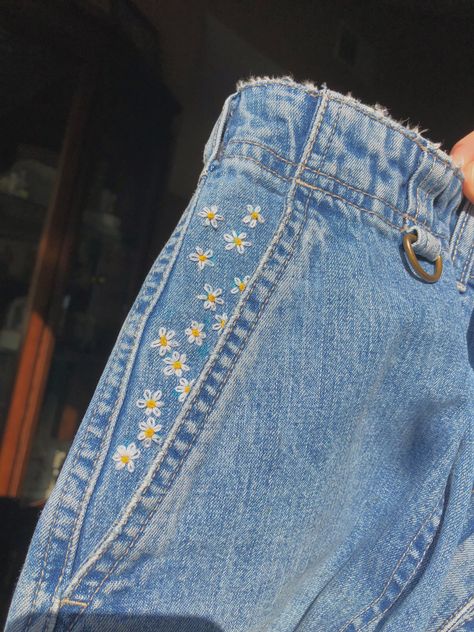 Embroidered Jean Shorts, Jean Diy, Daisy Daisy, Embroidered Denim Shorts, Diy Jeans, Denim Embroidery, Diy Vetement, Painted Jeans, Love Jeans