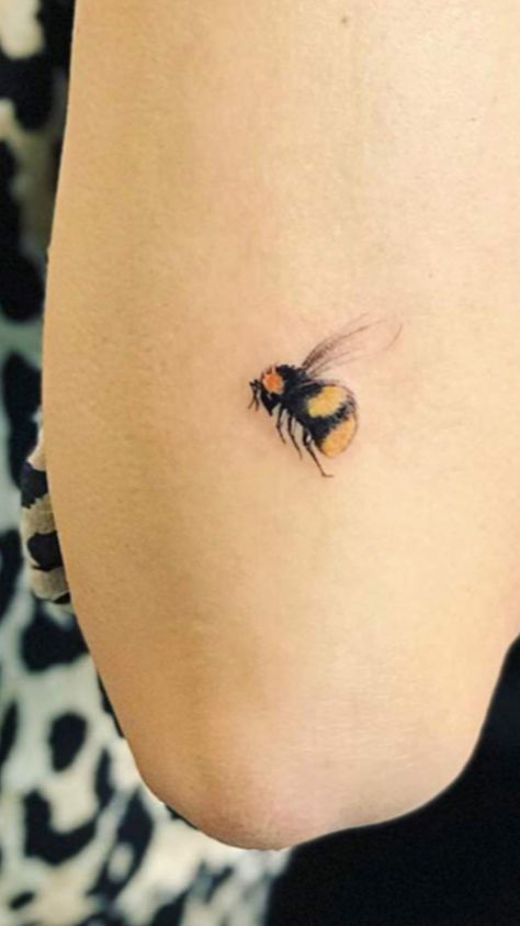 Small animal coloured tattoo - high detail idea Unique Quote Tattoos, Bumble Bee Tattoo, Unique Tattoos For Women, Shape Tattoo, Muster Tattoos, 4 Tattoo, Bee Tattoo, Tattoo Designs And Meanings, Moustaches