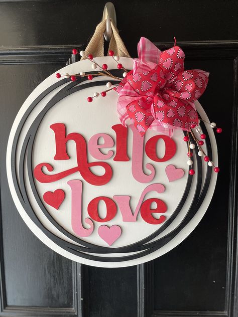 Valentine's Door Hanger Diy Dollar Tree Gifts, Dollar Tree Easter Crafts, Valentine Wood Crafts, Valentines Door, Diy Valentines Day Wreath, Valentine Door Decorations, Dollar Tree Gifts, Valentines Door Hanger, Hello Love