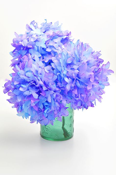 These coffee filter hydrangeas are SO PRETTY and really easy to make! This is such a fun summer craft for kids, tweens, teens, adults, and seniors. It's an easy craft that makes the perfect homemade gift for Mother's Day and looks great as a party decoration for baby showers and weddings. Coffee Filter Hydrangeas, Paper Hydrangea, Coffee Filter Flowers Diy, Snowflake Making, Spring Flower Crafts, Hanging Craft Ideas, Fun Summer Crafts, Coffee Filter Crafts, Coffee Filter Flowers