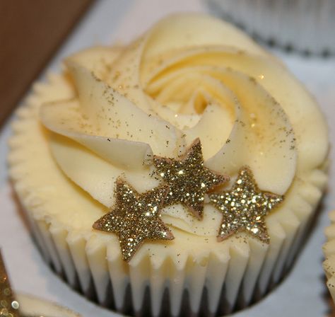 Cupcake Prices, Star Cupcakes, Gold Cupcakes, Twinkle Twinkle Baby Shower, Cupcake Flavors, Golden Birthday, Cupcake Designs, Cute Cupcakes, Christmas Cupcakes