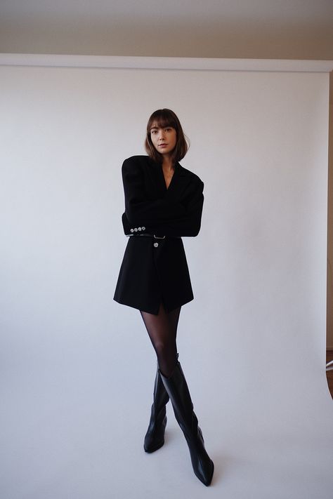 Standing Poses Professional, Photoshoot Black Outfit Ideas, Black Outfit Studio Photoshoot, Black Outfit For Photoshoot, Studio Photoshoot Poses Standing, Classy Studio Photoshoot, Photoshoot Dress Poses, Black Outfits Photoshoot, Black Blazer Photoshoot