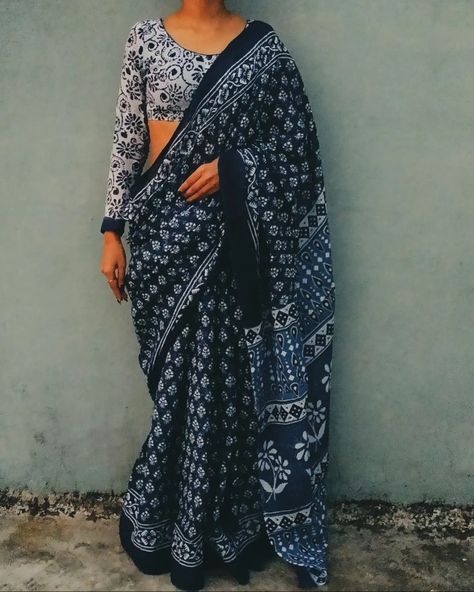 Cotton Saree For Farewell, Indigo Saree With White Blouse, Indigo Blouse Designs, Indigo Saree Blouse Designs, Pujo Saree Look, Indigo Cotton Saree, Indigo Saree Styling, Kalamkari Blouse Designs, Indigo Saree