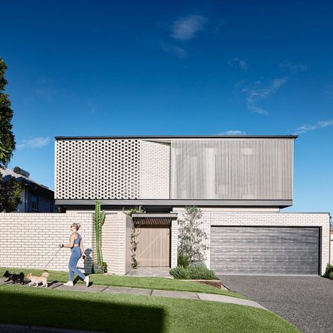 John Contoleon Architecture (@johncontoleonarchitecture) posted on Instagram: “Project 26. It was a pleasure working on this project with an amazing family. Loved bringing their dream home to life. Fantastic work…” • Mar 29, 2021 at 11:57pm UTC Batten Screen, Clay Lantern, Lantern House, Places In Melbourne, Concrete Architecture, Front Gate, Brick Pattern, Brisbane Queensland, Front Gates