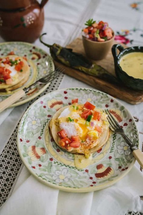 Poached, free-range eggs served on a stack of lightly fried, crispy corn tortillas drizzled with roasted green chile hollandaise sauce and pico de gallo. #chileverdebenny #benny #mexican #breakfast #mexicanrecipe | MuyBuenoCookbook.com @MuyBueno Crispy Corn Tortillas, Bueno Recipes, Mexican Eggs, Eggs Benedict Recipe, Crispy Corn, Green Enchilada Sauce, Hollandaise Sauce, Green Chile, Corn Tortillas