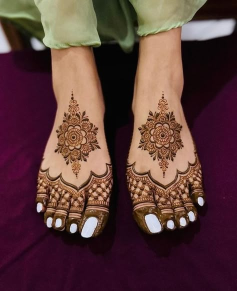 Foot Mehndi Designs Unique, Leg Mehendi Design Unique, Leg Mehendi Design, Leg Mehendi, Feet Henna, Feet Mehndi, Short Mehndi Design, Legs Mehndi, Simple Mehendi