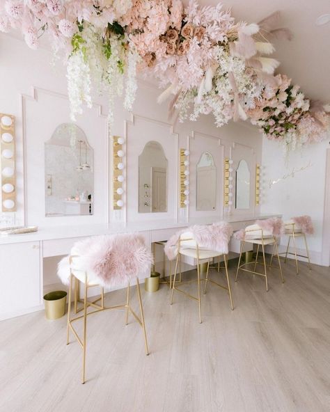 Makeup Studio Interior Design, Nye Glam, Bridal Suite Decor, Bridal Boutique Interior, Makeup Studio Decor, Beauty Room Salon, Be On Time, Esthetics Room, Spa Room Decor