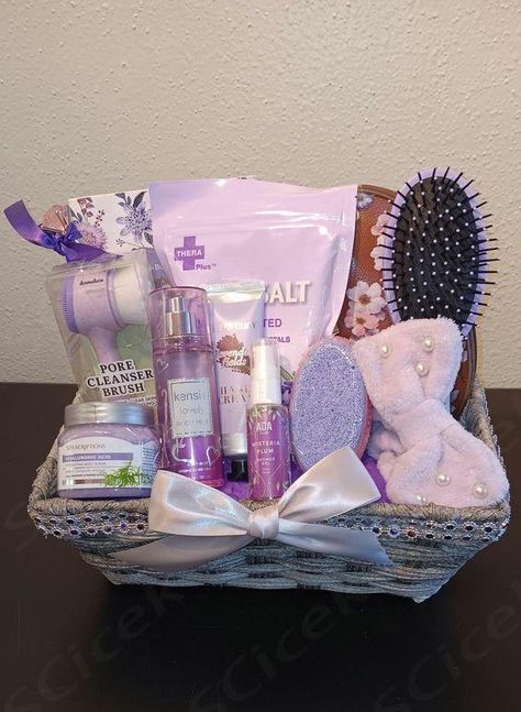 $57,00 $60,00 Purple Gift Ideas For Women, Birthday Basket Purple, All Purple Gift Basket, Purple Birthday Present Ideas, Purple Boo Basket, Pink And Purple Gift Basket, Purple Gift Basket Ideas, Basket Ideas For Best Friend, Purple Gift Basket