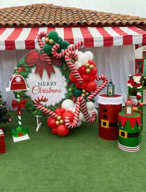 Christmas Display Outdoor, Christmas Party Backdrop, Diy Candy Land, Christmas Balloon Decorations, Christmas Photo Booth, Candy Land Christmas Tree, Candy Land Christmas Decorations Outdoor, Christmas Float Ideas, Christmas Balloons