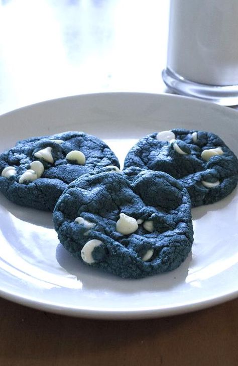 Percy Jackson Party, Percy Jackson Annabeth Chase, Postre Keto, Blue Cookies, Piper Mclean, Blue Chocolate, Blue Food, White Chocolate Chips, Monster Cookies