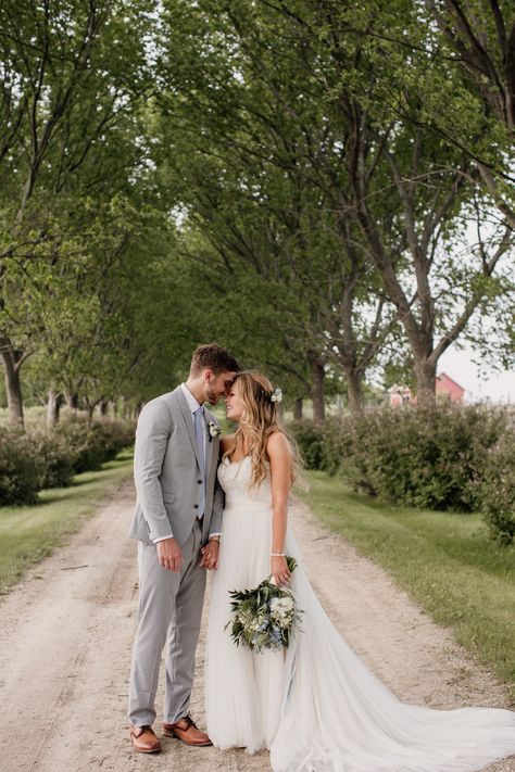 Bride And Groom Gray Suit, Grey Groom Suit With Bride, Light Gray Suit Wedding, Light Grey Suit Men Wedding, Wedding Gray Suit, Light Grey Groomsmen Suits, Light Grey Wedding Suit, Light Grey Suits Wedding, Light Grey Suit Men