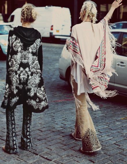 I think I might actually have something very close to that outfit on the right... Moda Z Lat 70., Hipster Girl, Hippie Mode, Jeans Trend, Boho Chique, Boho Mode, Estilo Hippy, Mode Hippie, Estilo Hippie