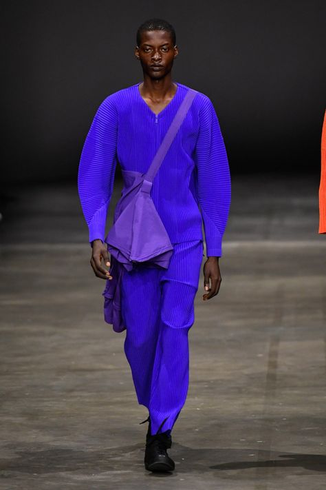 Homme Plissé Issey Miyake Men's Fall 2023 [PHOTOS] Issey Miyake Runway, Issey Miyake Menswear, Runway 2023, Dree Hemingway, Issey Miyake Men, Menswear Runway, Camilla And Marc, Arabian Nights, Mens Fall