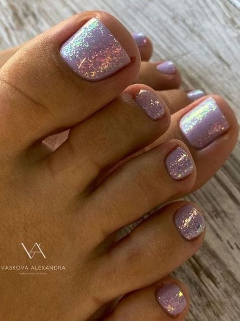 Dive into summer with us; we’ve picked the best summer pedicure colors that’ll absolutely turn heads and seriously elevate your style! Pink Sparkle Pedicure, Lilac Pedicure Toenails, Glitter Pedicure Ideas, Glitter Toes Pedicure, Sparkle Toe Nails, Chrome Pedicure Toenails, Gray Pedicure, Best Summer Pedicure Colors, Sparkle Pedicure