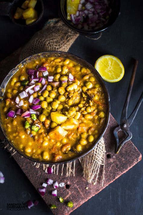 Bengali style Ghugni Chaat{ Dried Green Peas Curry } Green Peas Curry, Desi Street Food, Bengali Food, Indian Street Food, Green Peas, Indian Cooking, Curry Recipes, Chickpeas, Street Food