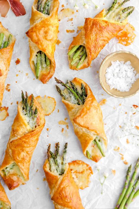 These Asparagus Prosciutto and Brie Puff Pastry Bundles are the perfect last-minute appetizer to make during the holiday's! Easy, quick t... Puff Pastry Vegan Recipes, Vegan Puff Pastry Recipes, Puff Pastry Bundles, Vegan Puff Pastry, Vegan Asparagus, Savory Brunch Recipes, Savory Brunch, Brunch Vegan, Cheese Pastries