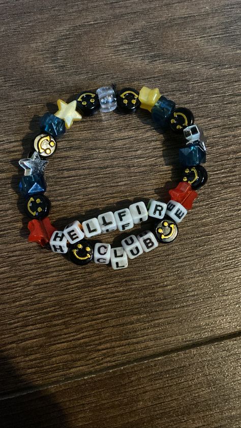 Beaded Bracelets Ideas Pony Beads, Stranger Things Bead Bracelet, Eddie Munson Bracelet, Tv Show Bracelet Ideas, Fandom Beaded Bracelets, Kandi Bracelets Ideas Words, Cute Kandi Bracelets, Cool Kandi Ideas, Stranger Things Bracelet Ideas