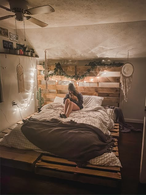 Cute Bedroom Ideas Western, Room Ideas With Pallet Beds, Beds On Pallets Bedroom Ideas, Cozy Pallet Bed, Pallet Bed Bedroom Ideas, Floor Bed Decor Ideas Aesthetic, Bedroom With Pallet Bed, Bedroom Inspirations Pallet Bed, Pallet Bed Boho Room