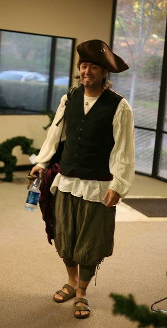 Men's pirate costume Men's Pirate Costume, Mens Pirate Costume, Makeup Pirate, Pirate Larp, Steampunk Pirate Costume, Costumes Male, Diy Pirate, Pirate Costume Diy, Female Pirate