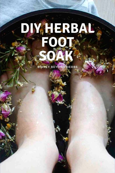 Foot bath at home works wonders especially if you wear closed shoes and socks all day or if your feet are sweating during exercise Hydrates your feet so the skin and nails will be softer and prevents bunions, corns, cracked heels and ingrown toe nails helps reduce the buildup of bacteria associated with foot odor and athlete’s foot. Foot Detox Soak, Diy Foot Soak, Foot Soak Recipe, Foot Soak, Herbs For Health, Foot Bath, Detox Your Body, Diy Health, Skin Care Recipes