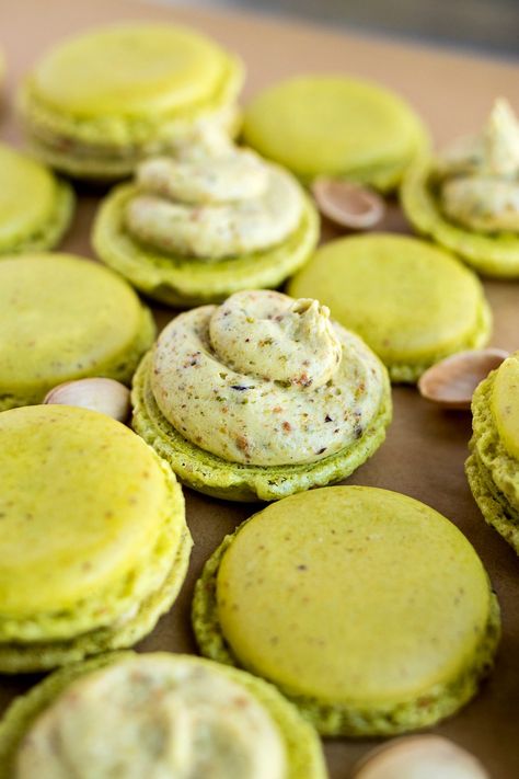 Pistachio Macaron Recipe, Pistachio Buttercream, French Macaroon Recipes, Macaron Filling, Macaron Flavors, Pistachio Cream, Macaron Cookies, Pistachio Cake, Buttercream Filling