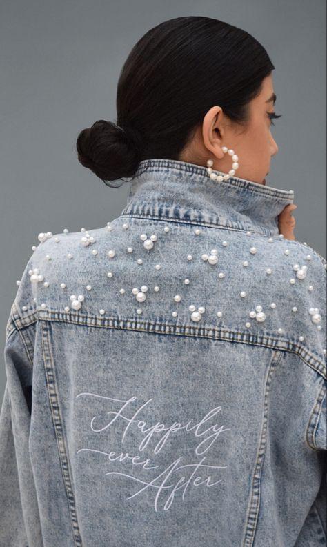 Denim Jacket Design Ideas, Jean Jacket Embroidery Ideas, Stone Embroidery Design, Jacket Embroidery Ideas, Disney Denim Jacket, Bride Denim Jacket, Embroidery Denim Jacket, Pearl Hanger, Jean Jacket Diy