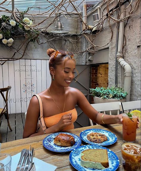 orange aesthetic new york city brunch photography summer nails hairstyle inspo instagram lunch date Lunch Date Aesthetic, Girl Cleaning Aesthetic, Brunch Photography, Long Relaxed Hair, Girl Brunch, Aesthetic New York City, Date Aesthetic, Aesthetic New York, Girls Brunch