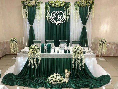 Wedding Green Decor, Wedding Decor White And Green, Emerald Green Decor Party, Emerald Green Quinceanera Theme, Green Quinceanera Theme, Emerald Wedding Colors, Emerald Green Wedding Theme, Quince Decor, Green Wedding Decorations