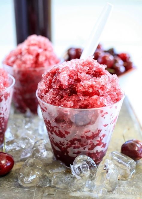 Piragua de Cherry y Vainilla (Cherry Vanilla Shaved Ice) Fancy Shaved Ice, Ice Gola, Shaved Ice Recipe, Snow Cones Recipes, Es Cream, Sweet Bread Rolls, Ice Bar, Cherry Vanilla, Shave Ice