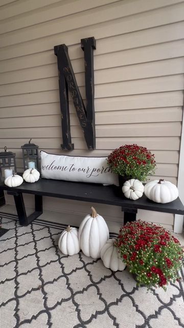 Bench Fall Decor, Diy Porch Bench, Fall Bench Decor, Front Porch Bench Decor, Bedroom Fall Decorations, Fall Wallpapers Aesthetic, Falling Aesthetic, Front Porch Bench, Porch Fall Decor