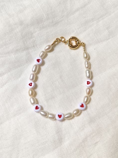 Valentines Day Jewelry Ideas, Valentines Day Bracelet, Valentines Day Jewelry, Jewelry Valentines Day, Bead Heart, Bracelet Cute, Valentines Crafts, Events Ideas, Creative Event