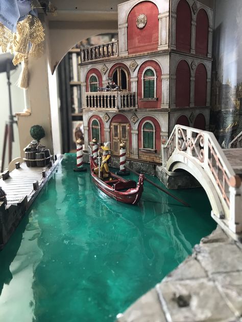 Miniature diorama of Venice - I’m just repinning and I don’t know where the source is - check out the related pins too Venice House, Miniature Diorama, Indoor Playhouse, Open Air Theater, Toy Theatre, Perspective Drawing Architecture, English Projects, Roman Architecture, Theatre Set