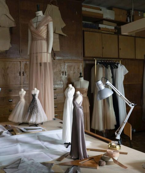 Dior 2020, Cristobal Balenciaga, Haute Couture Looks, Dora Maar, Fashion Dream Job, Fashion Designer Studio, Moda Chanel, Jeanne Lanvin, Couture Looks