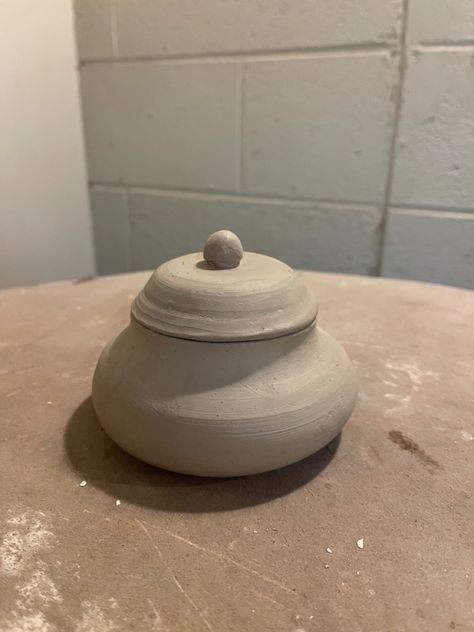 Lidded Pinch Pot Ideas, Air Dry Clay Container With Lid, Clay Boxes With Lid Aesthetic, Functional Pinch Pot, Lidded Pinch Pot, Ceramic Pinch Pots, Clay Classes, Pinch Pot, Pottery Inspo