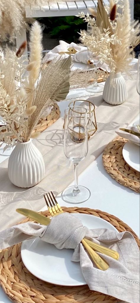 It’s picnic season 🌟gold cutlery, with neutral tones. Flowers are dried and includes pampas, palm leaves and bunny tails. Boho Beach Dinner Setup, Birthday Party Decorations Table Setup, Neutral Luxury Picnic, Neutral Picnic Aesthetic, Neutral Table Setting Party, Boho Party Aesthetic, Neutral Party Table Decor, Neutral Aesthetic Birthday Decor, Beige Picnic Aesthetic