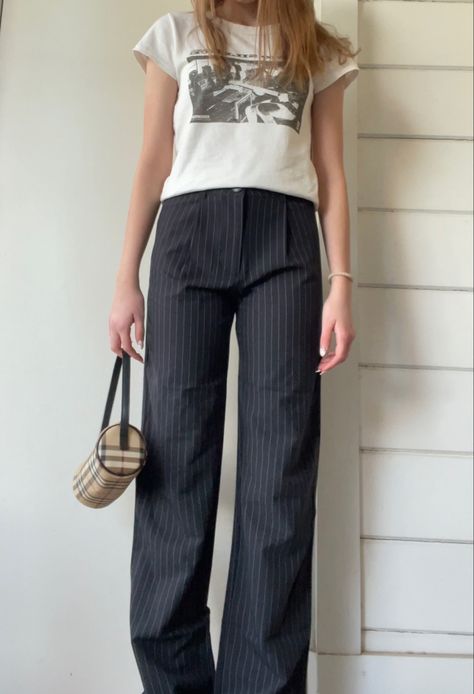 Outfits With Pin Striped Pants, Pin Stripe Pants Women, How To Style Pin Stripe Pants, Striped Work Pants Outfit, Pin Stripe Pants Outfit Aesthetic, Pinstripe Trousers Outfit Casual, Navy Pin Stripe Pants Outfit, Black Pinstripe Trousers Outfit, Pin Stripe Trousers