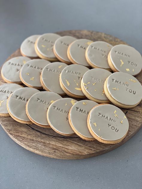 White Fondant Cookies, Neutral Cookies, White And Gold Cookies, Cookies Souvenir Wedding, Gold Leaf Cookies, White And Gold Birthday Cookies, Fondant Cookies Ideas, Golden Birthday Cookies Decorated, Gold Cookies