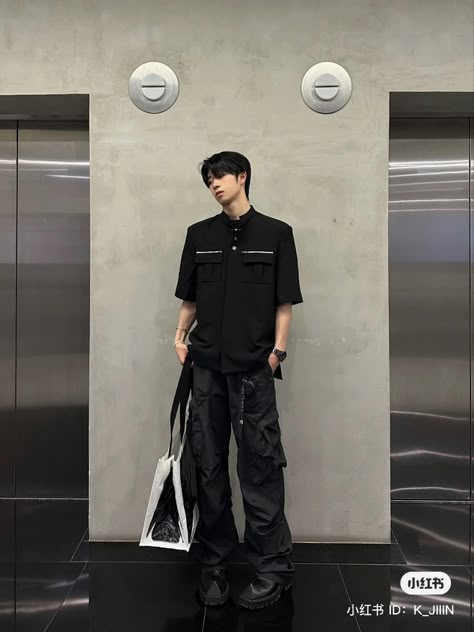 Douyin Male Outfit, Douyin Male Fashion, Douyin Men Fashion, Douyin Street Fashion, City Boy Outfits, Dark Wear Men, Chinese Fashion Men, China Outfit, Outfit Nam