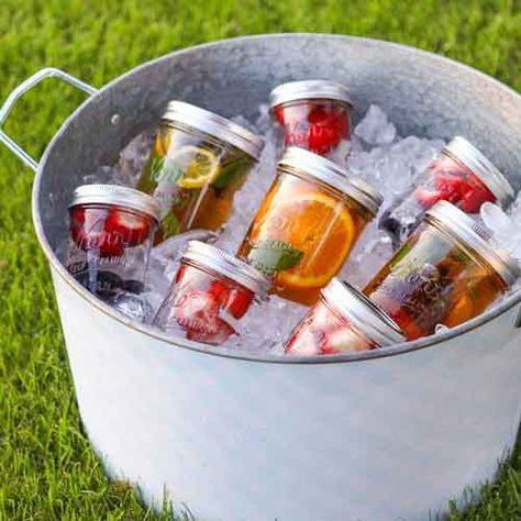 Party Drink Ideas to wow your guests—by a professional party planner Picnic Hack, Picknick Snacks, Types Of Drinks, Food Vibes, Picnic Recipes, Sun Tea, Picnic Food, Picnic Foods, Outdoor Picnic