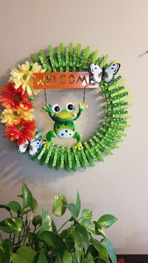 Bee Clothespin, Diy Summer Wreaths, Clothespin Diy Crafts, Wooden Clothespin Crafts, Clothespin Wreath, Clothespin Art, Clothes Pin Wreath, Easy Diy Wreaths, Diy Spring Wreath